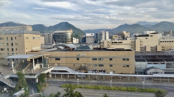 ホテルの部屋から見えたJR長野駅の写真