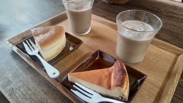 ケーキの写真。チーズスフレと、ベイクドチーズケーキ。