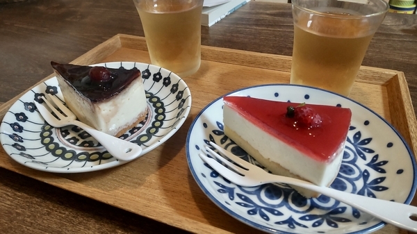 レアチーズケーキの写真。ふたつのレアチーズケーキがお盆の上にある。
