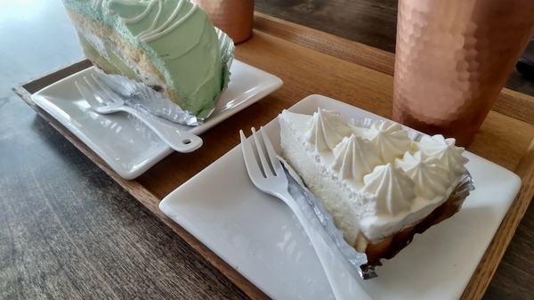 ケーキの写真。メロンを模したケーキとチーズケーキがお盆の上にある。