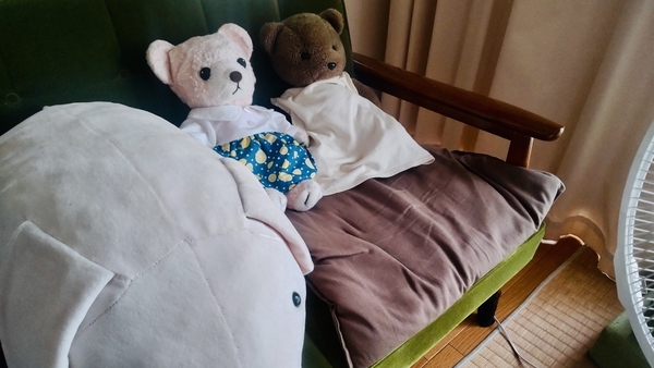 ぬいぐるみの写真。ソファの上に子豚が二方、子熊が二方座っている。