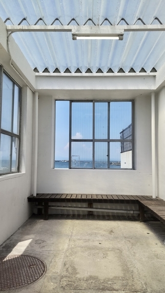 真名瀬のバス停の中を撮った写真
