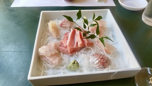 シマアジ、ヒラメのエンガワなど、おさしみの盛り合わせを撮った写真