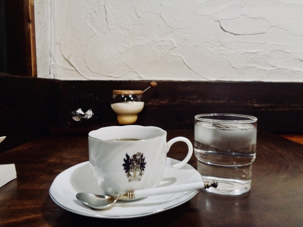 ぢろばた店内の写真。テーブルにコーヒーカップが置かれている。