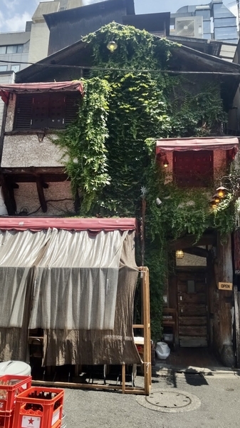 「どん底」の外観を撮った写真。植物に覆われている。