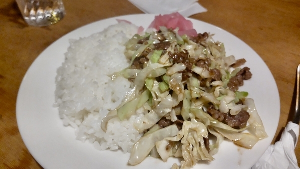 林さんのライスの写真。ごはんに、キャベツと肉を炒めたものがのっている。紅ショウガものっている。