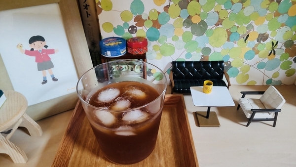 薄いアイスコーヒーに柚子果汁を混ぜた飲み物の写真