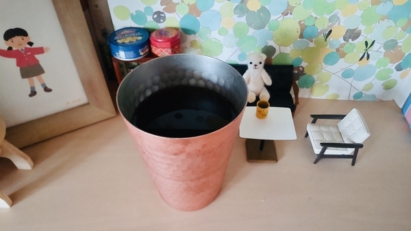 水出しコーヒーの写真。後ろにちいさなくまがいて、注がれるのを待っている。