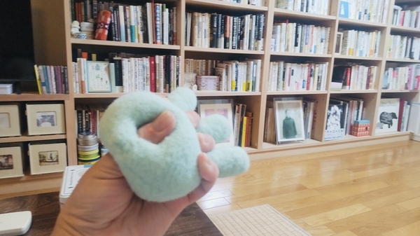 ふかふか手まくらに指を通して握っている写真