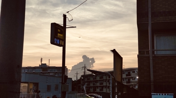 夕方の町並みの写真。雲がくまの形をしている。