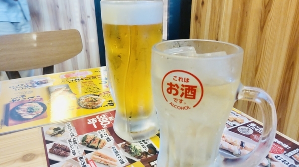 お酒の写真。生ビールとチューハイ。
