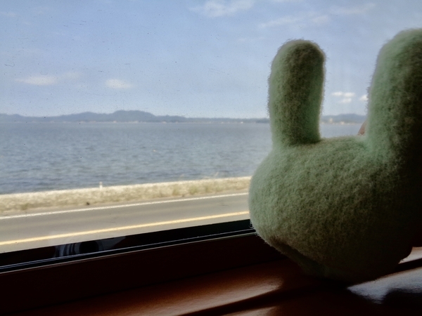 サンライズ出雲の車窓写真。宍道湖が見える。