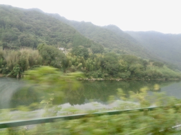 サンライズ出雲の車窓写真。川と山が見える。