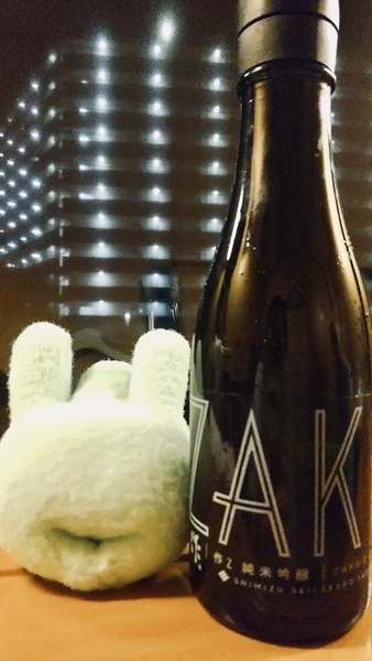 手のストレッチ用ふかふか手枕と日本酒ZAKの写真