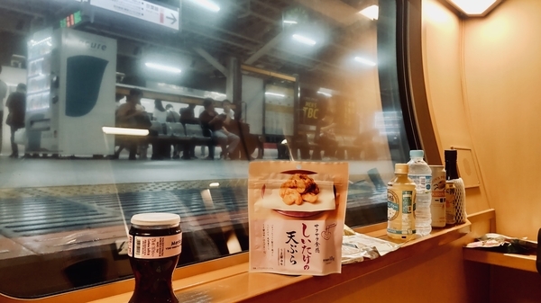 サンライズ出雲の個室内写真。窓から東京駅のホームが見える。