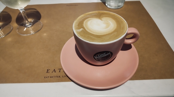 東京駅構内カフェイータリーで飲めるカプチーノの写真