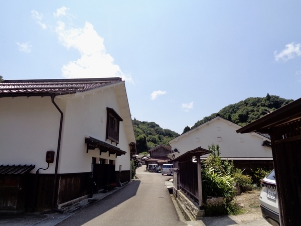 銀山に向かう道の写真。両側にずらりと古い建物が並んでいる。
