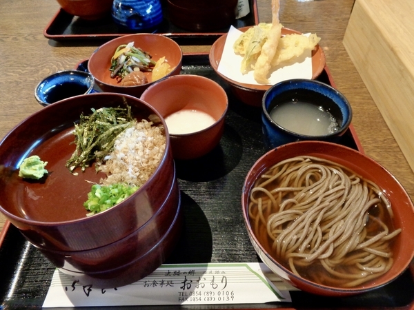 お昼ごはんの写真。割子そば、釜揚げそば、天ぷらなど。