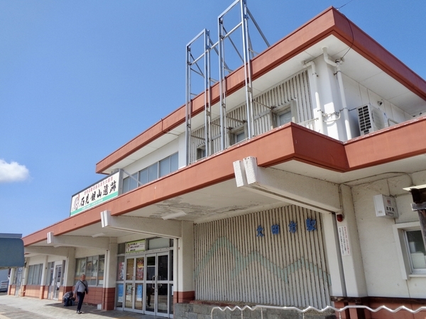 JR山陰本線大田市駅の駅舎を撮った写真