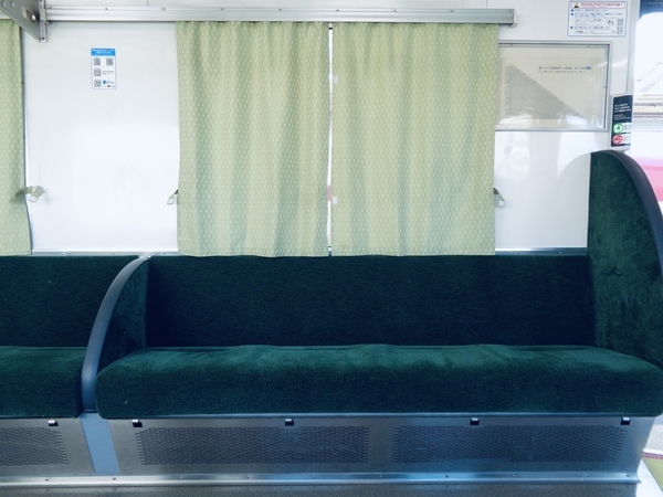 山陰本線を走る各駅停車の電車、車内写真。