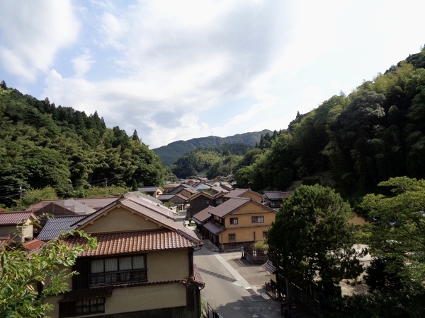 赤い瓦屋根の町を上から撮った写真