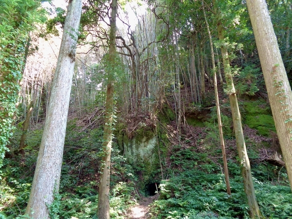 坑道の穴が見える山の風景を撮った写真