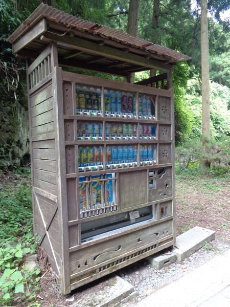 飲み物の自動販売機に木の囲いがかけてあるのを撮った写真