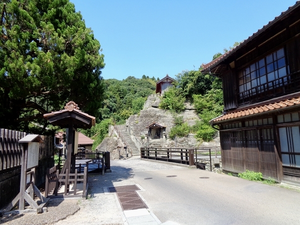 町並みの奥に石段があり、その先にお寺がある風景を撮った写真