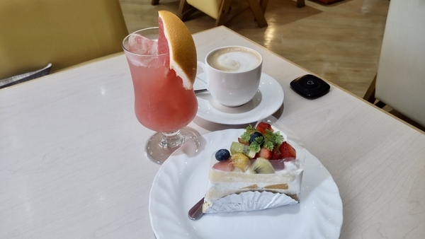 ケーキ、グレープフルーツジュース、カフェラテの写真