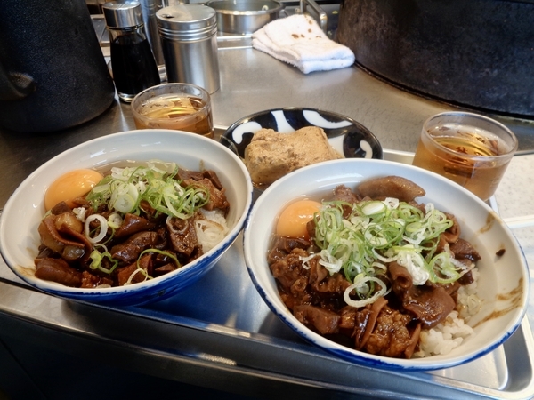 もつ煮込み丼の写真。築地、きつねやにて。