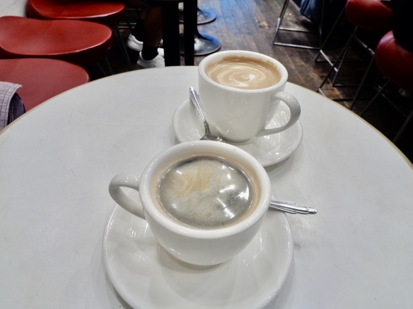 コーヒーの写真。カフェオレとブレンドが一杯ずつ。