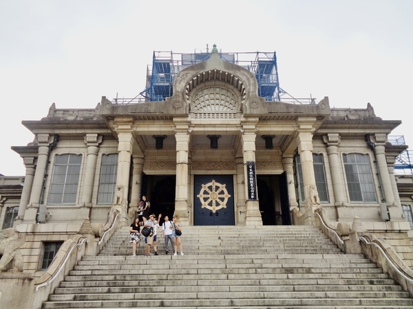築地本願寺の写真。修復中。