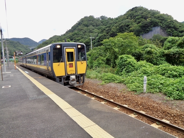 温泉津駅に電車が入ってきたところを撮った写真