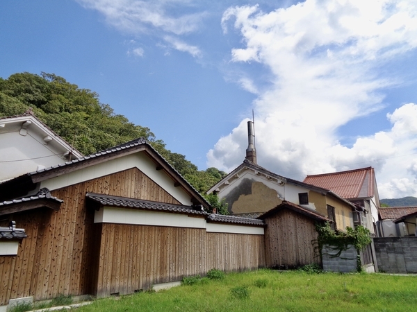 酒蔵の写真。煙突が見える。