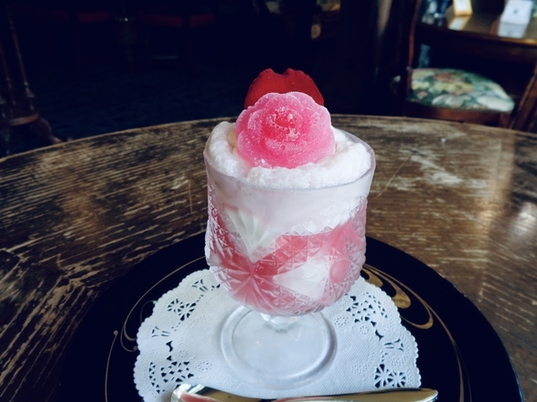 バラの香りのする冷たいデザートの写真