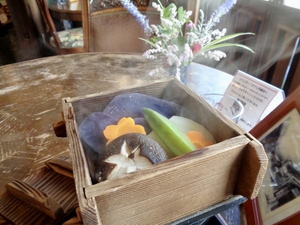蒸し野菜の写真。ゆげが立ち上っている。