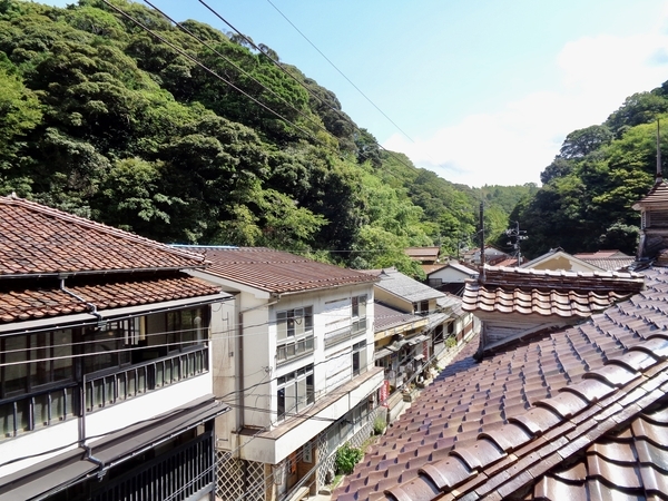 温泉津の町並みを撮った写真。赤い瓦屋根がずらりとならぶ。
