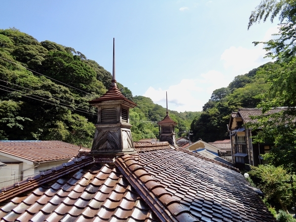 温泉津の町並みを撮った写真。赤い瓦屋根がずらりと並んでいる。