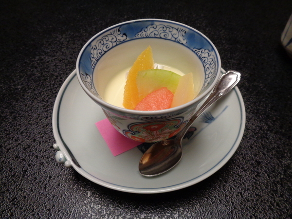 果物たっぷりのプリンの写真