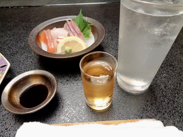 お刺身とお酒の写真。