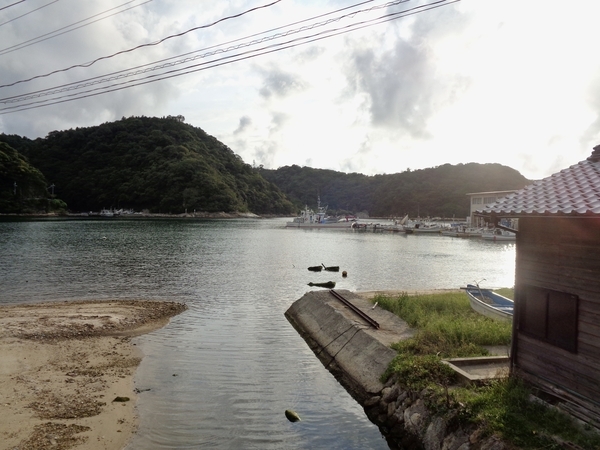 温泉津海岸を温泉津の町を背にして撮った写真