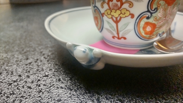 プリンのサーバーの写真。お皿のふちに子どもがしがみついている。