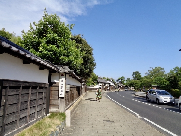 松江の町並みを撮った写真。瓦屋根の町並みの中に、小泉八雲旧居跡の看板が出ている。