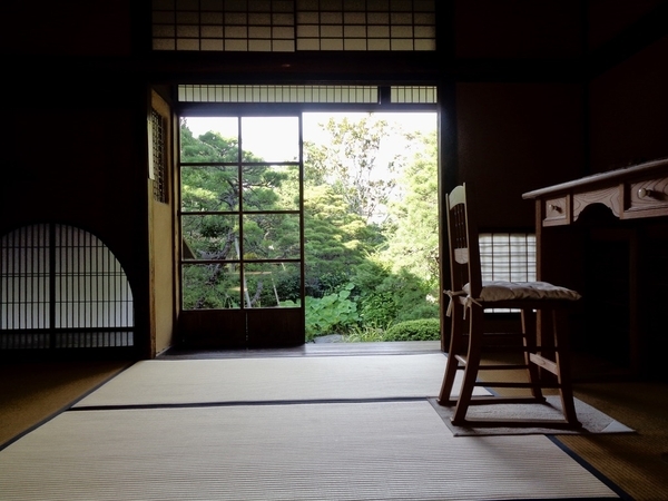 小泉八雲旧居跡、内部の写真。小泉八雲が使用した机のレプリカがある。