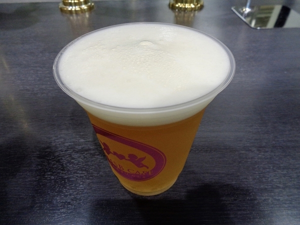 ビールの写真。プラカップになみなみ注がれている。