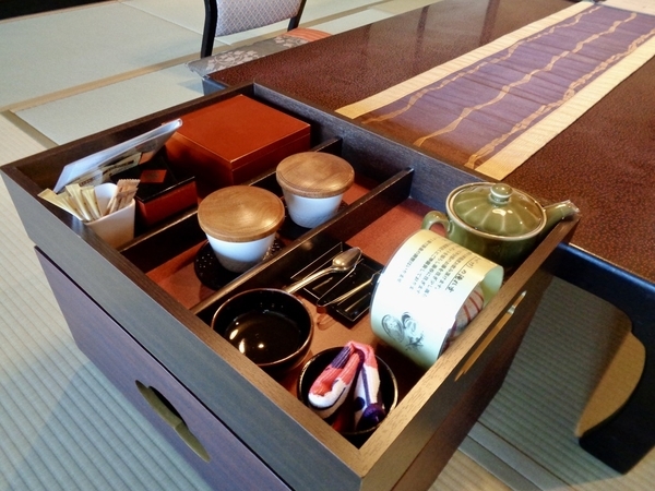 部屋についているお茶やお菓子の写真