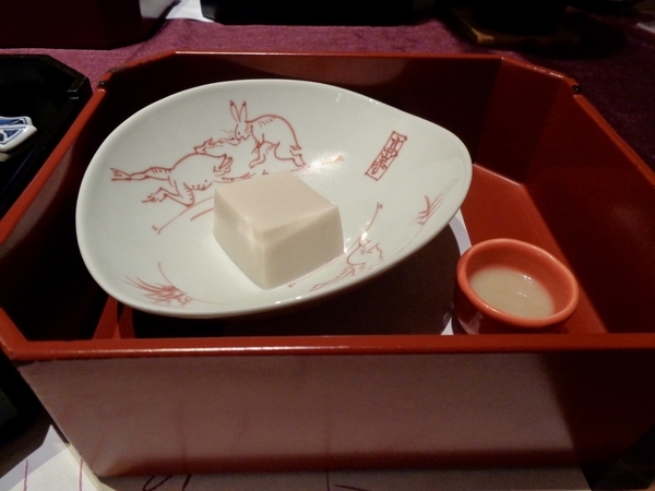 前菜の写真。一段目は胡麻豆腐。