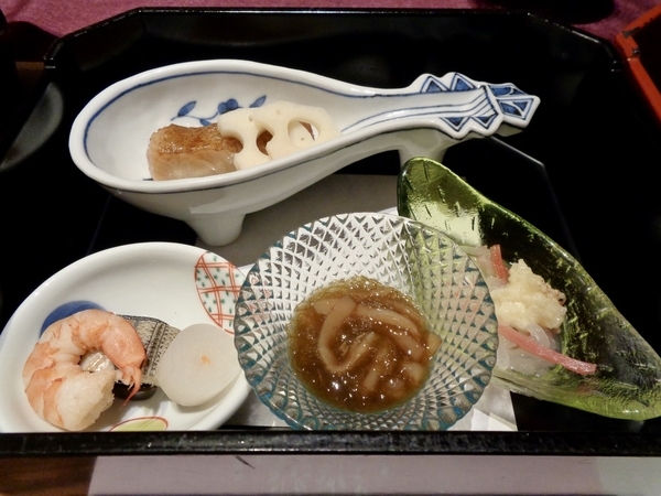 前菜の写真。二段目はもずくといかの和え物や酢で締めたお魚、ちょっとした蒸し物など。