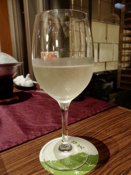 お酒の写真。白ワインがグラスに入っている。