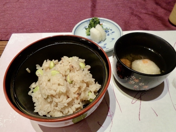 止め椀の写真。枝豆の炊き込みごはんと、お吸い物、おしんこ。